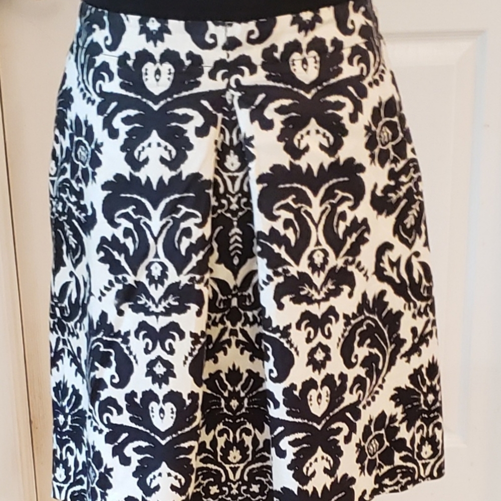 Loft skirt bold black and white with one pleate size 4p